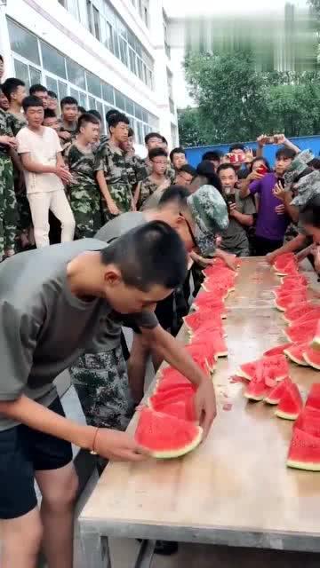 教官们集体吃瓜,揭秘军营里的欢乐时光