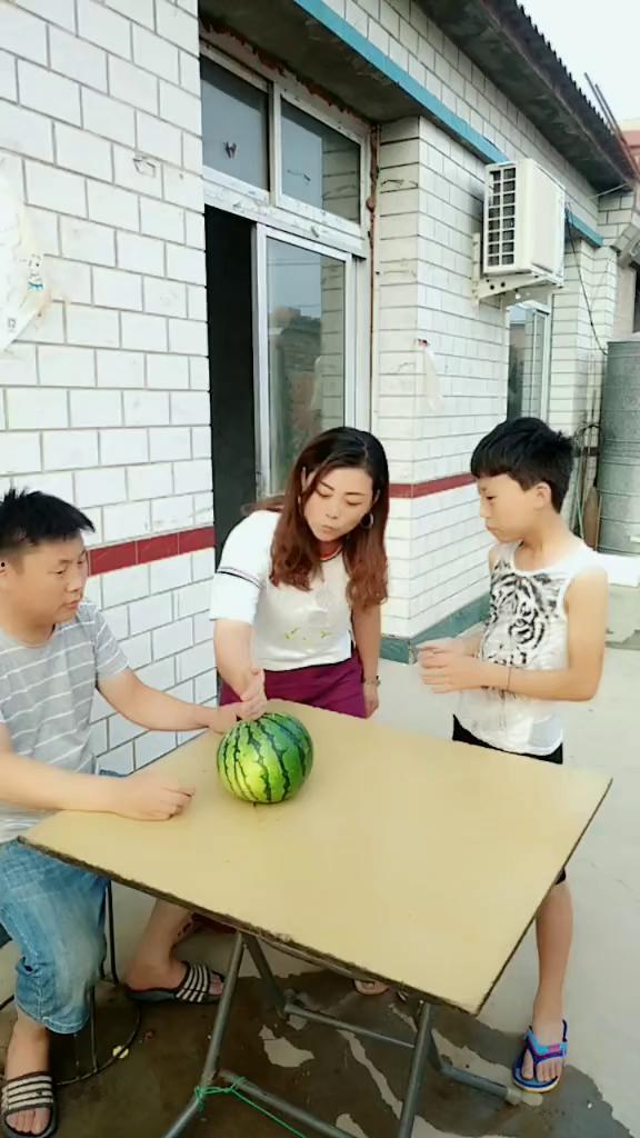 妈妈孩子吃瓜视频,温馨亲子时光记录