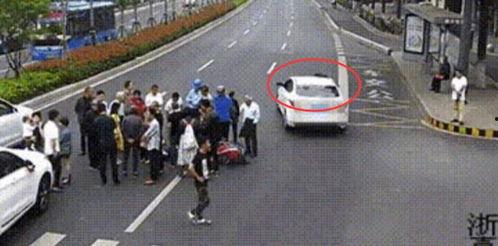 车祸男子吃瓜,男子意外成为“吃瓜群众”