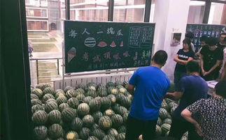 某学校教室吃瓜,校园生活趣味瞬间