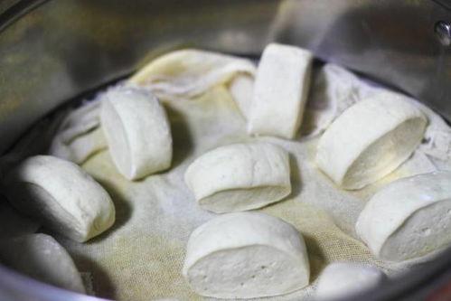 早餐吃馒头加哈密瓜,馒头搭配哈密瓜，美味与健康同行