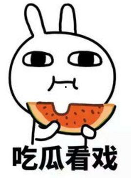搬小凳子吃瓜,围坐一起，共享夏日吃瓜时光