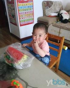 搬小凳子吃瓜,围坐一起，共享夏日吃瓜时光