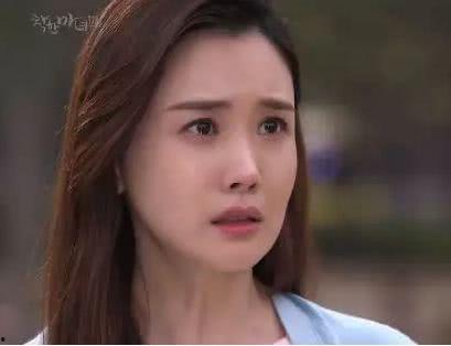 吃瓜美女喝奶茶,美女吃瓜，共享悠闲时光