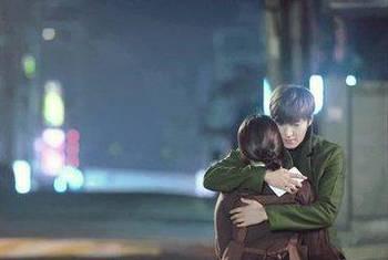 男子吃瓜被表白,男子吃瓜意外收获甜蜜表白