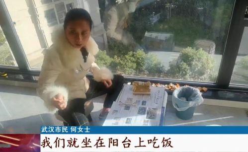 全家坐凳吃瓜,共享夏日吃瓜时光