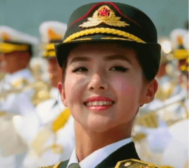 女军吃瓜,揭秘军营里的欢乐时光