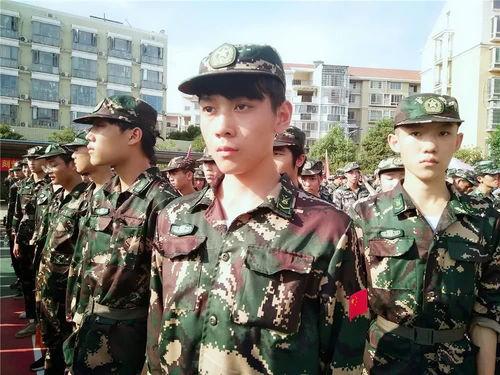 女军吃瓜,揭秘军营里的欢乐时光