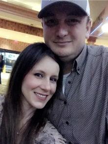 夫妻同步吃瓜,共享欢乐时光