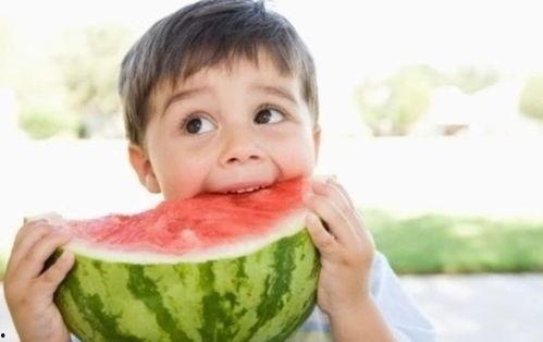 儿童夏日吃瓜,夏日儿童吃瓜乐趣多
