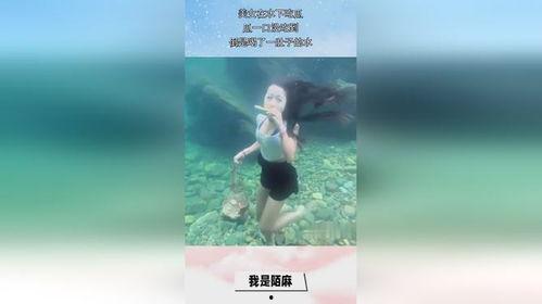 美女在水下吃瓜,美女畅享水下瓜果盛宴