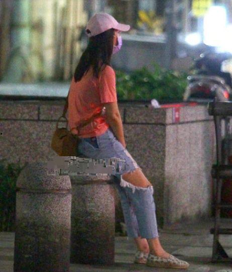 被吃瓜路人拍到,被吃瓜路人拍下，瞬间引发网友热议！”