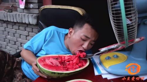 男子吃瓜看自己媳妇,男子偷窥媳妇吃瓜的尴尬瞬间