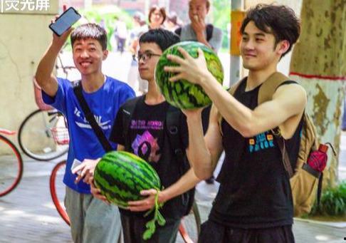 西安学院吃瓜,一瓜激起千层浪