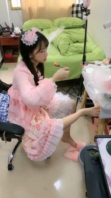 好看的妹妹吃瓜