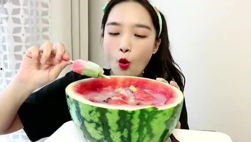 好看的妹妹吃瓜