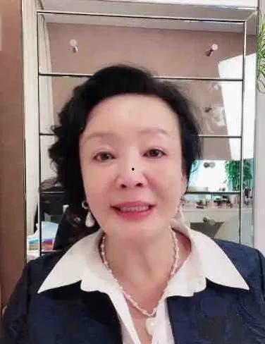 美女吃瓜喝多了,尽享甜蜜与欢笑