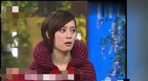 美女吃瓜喝多了,尽享甜蜜与欢笑