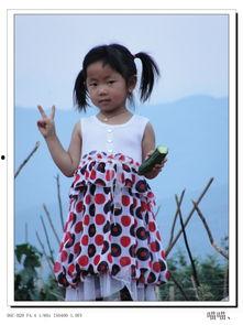 美女田边吃瓜,甜蜜瞬间定格